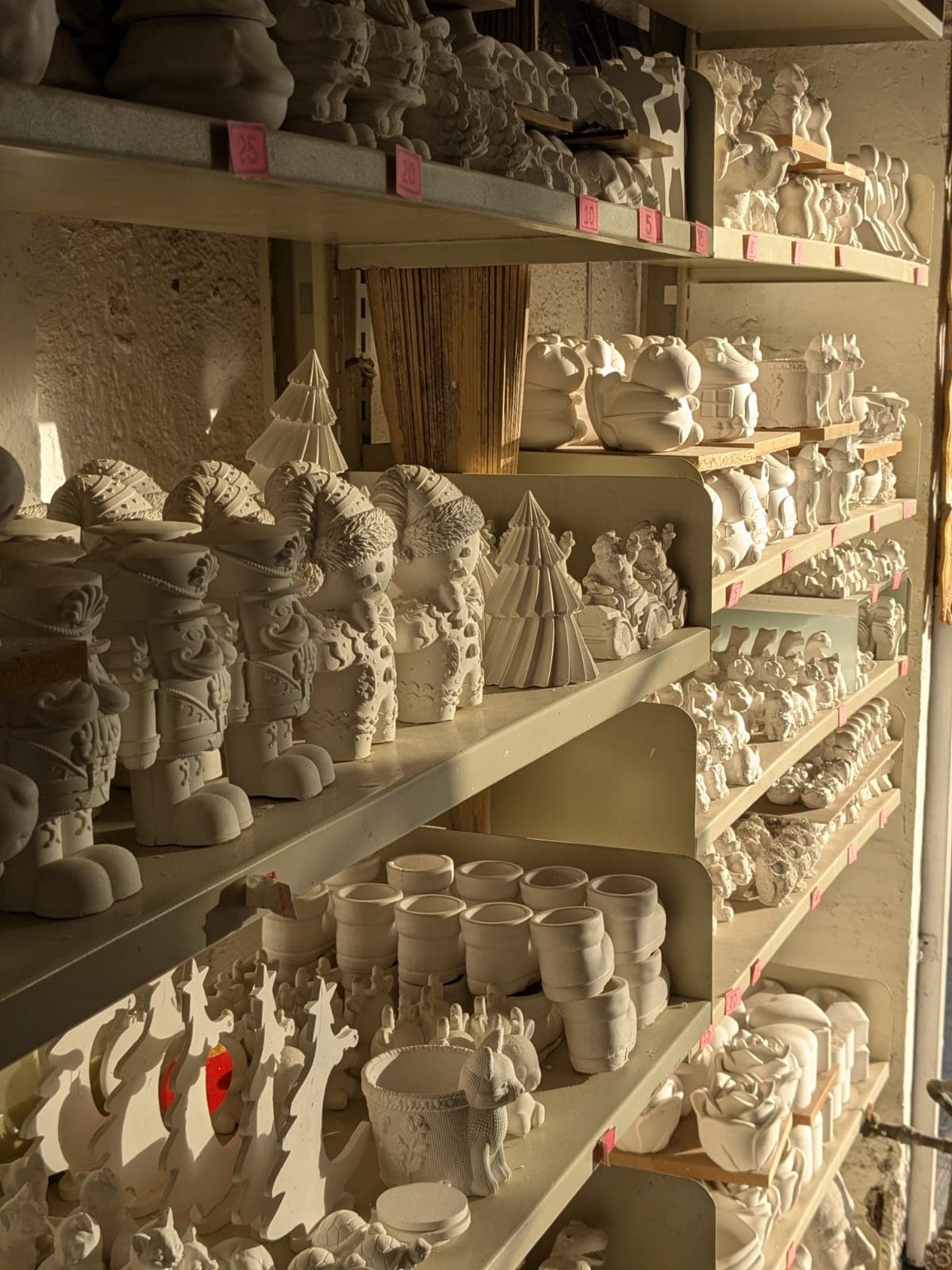 Estante con variadas figuras de yeso